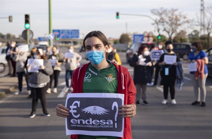 Archivo - Imagen de archivo de una manifestación en el Polígono Sur por los cortes de luz.