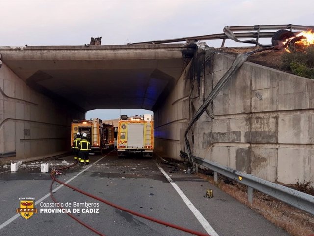 Camión accidentado en la A-384 cuando transportaba 10.000 litros de gasolina.