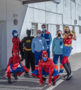 Equipo de profesionales de enfermería disfrazados para disminuir el miedo en menores por la vacunación Covid-19