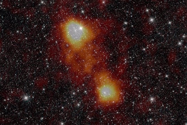 Gas medido por ACT+Planck (naranja-rojo) superpuesto sobre dos galaxias observadas por el Wide-field Infrared Survey Explorer (WISE). Un filamento de la red cósmica los conecta.