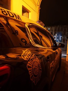 Archivo - Foto de un coche de la Policía Nacional Málaga patrullando de noche