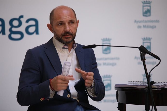 Raúl López, concejal  de Ordenación del Territorio del Ayuntamiento de Málaga, en rueda de prensa