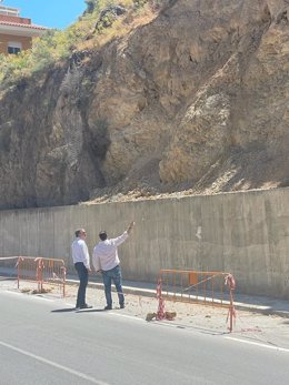 Delgado visita las obras de contención de un talud en Macael (Almería)