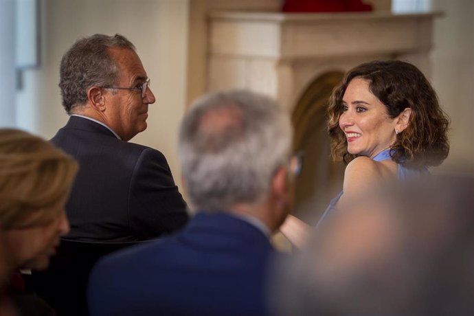 El vicepresidente, consejero de Educación y Universidades de la Comunidad de Madrid, Enrique Ossorio (i) y la presidenta de la Comunidad de Madrid, Isabel Díaz Ayuso (d).