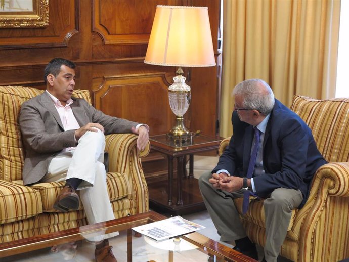 El presidente de la Asamblea Regional, Alberto Castillo, recibe al consejero de Fomento e Infraestructuras, José Ramón Díez de Revenga