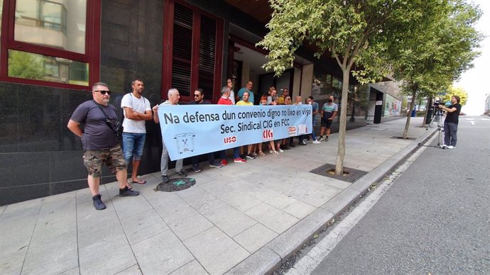 Concentración de trabajadores del servicio de recogida de basura y limpieza viaria de Vigo, a 48 horas del inicio de una huelga indefinida por la pérdida de derechos y poder adquisitivo.