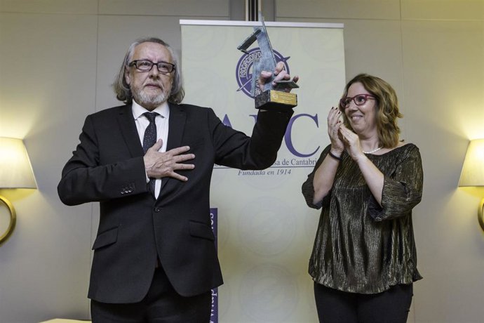 Archivo - Pablo Hojas recibie el premio Estrañi de la Asociación de la Prensa de Cantabria
