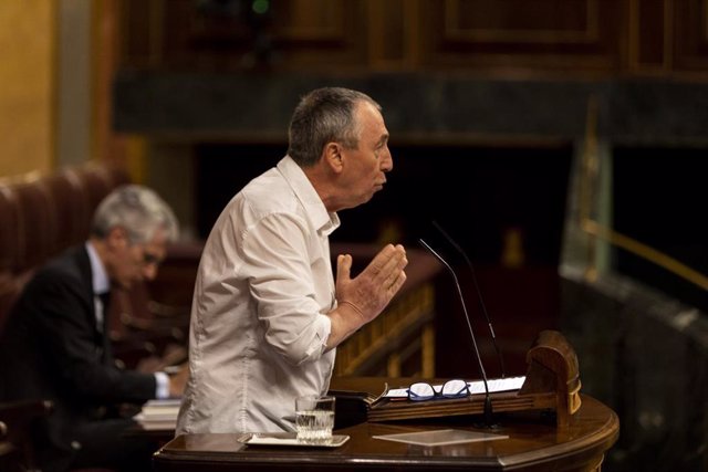 Archivo - El portavoz de Compromís en el Congreso, Joan Baldoví, en la tribuna del Congreso.