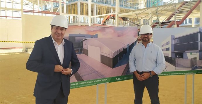 EL consejero de Educación y Deporte en funciones, Manuel Alejandro Cardenete, en su visita a la obra del nuevo Centro Integrado de Formación Profesional de referencia aeroespacial en La Rinconada