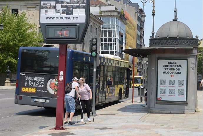 Dos personas se saludan al lado de un termómetro en la calle que marca 41 grados, a 12 de julio de 2022, en Orense, Galicia (España). Los termómetros de la práctica totalidad del territorio gallego alcanzarán valores extremos debido a la ola de calor 