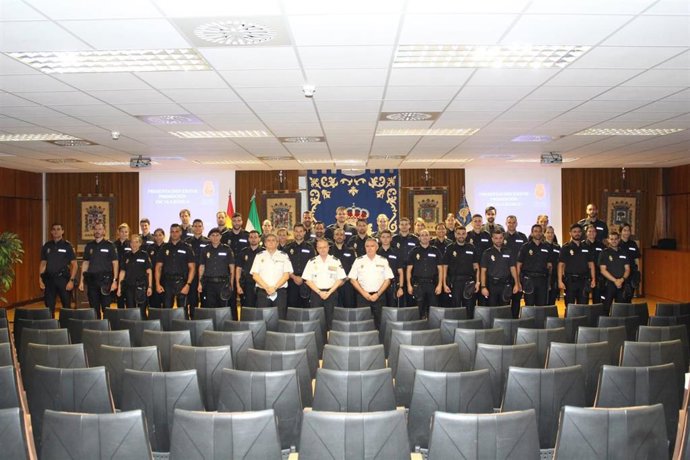 Policías nacionales en prácticas que se incorporan a comisarías de Sevilla.