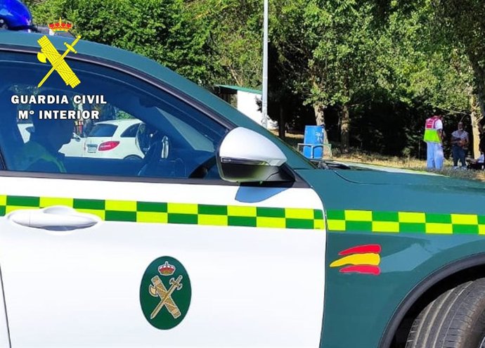 Momento del auxilio a la menor por parte de la Guardia Civil.