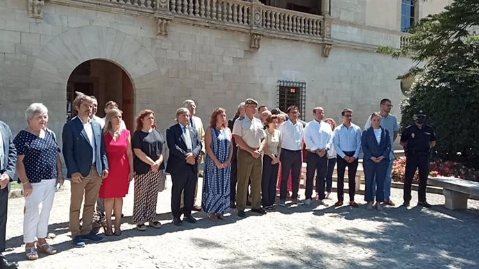 Govern, partidos y sociedad civil participan en un minuto de silencio en recuerdo y homenaje a Miguel Ángel Blanco.