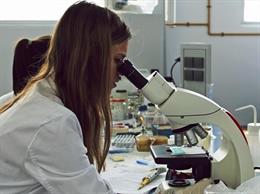 Archivo - Profesional científica en labores de investigación, en una foto del archivo.