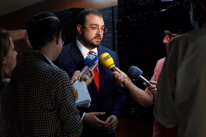 El presidente del Principado, Adrián Barbón, atiende a los medios en la Junta.