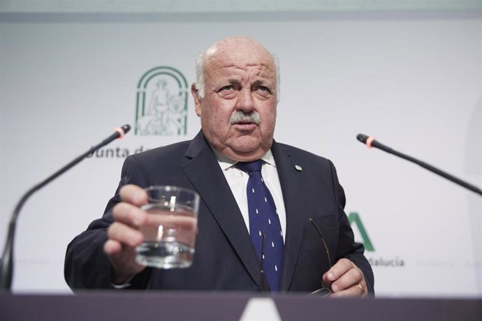 El consejero de Sanidad, Jesús Aguirre, durante la rueda de prensa tras las reunión con el presidente en funciones de la Junta de Andalucía, Juanma Moreno, en el Palacio de San Telmo, a 8 de julio de 2022 en Sevilla (Andalucía, España)