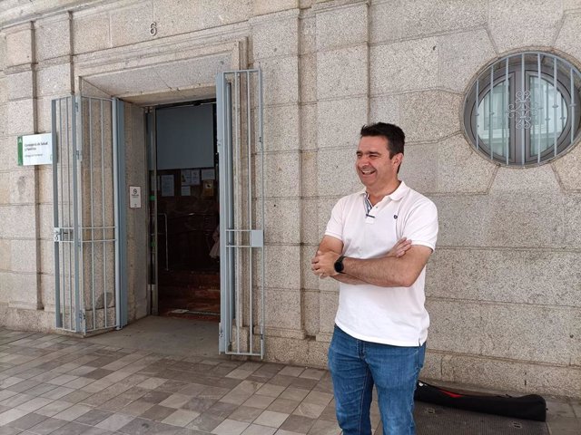El senador y secretario de Relaciones Institucionales del PSOE de Huelva, Amaro Huelva, a las puertas de la Delegación de Salud.