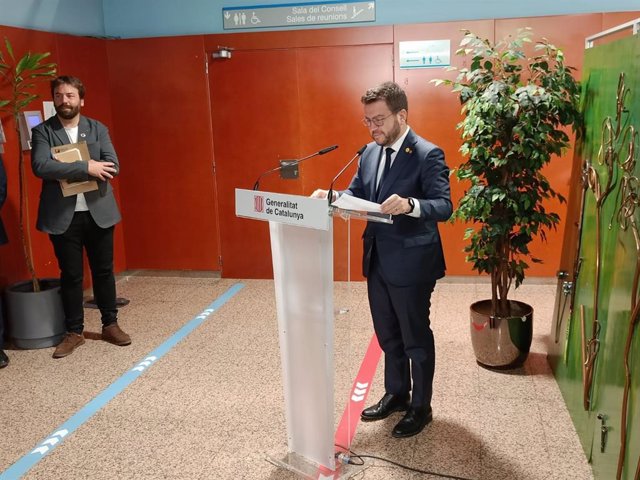 El presidente de la Generalitat, Pere Aragonès, tras reunirse con un grupo de jubilados de Macosa-Alstom afectados por el amianto.