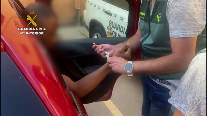 Uno de los detenidos en la operación