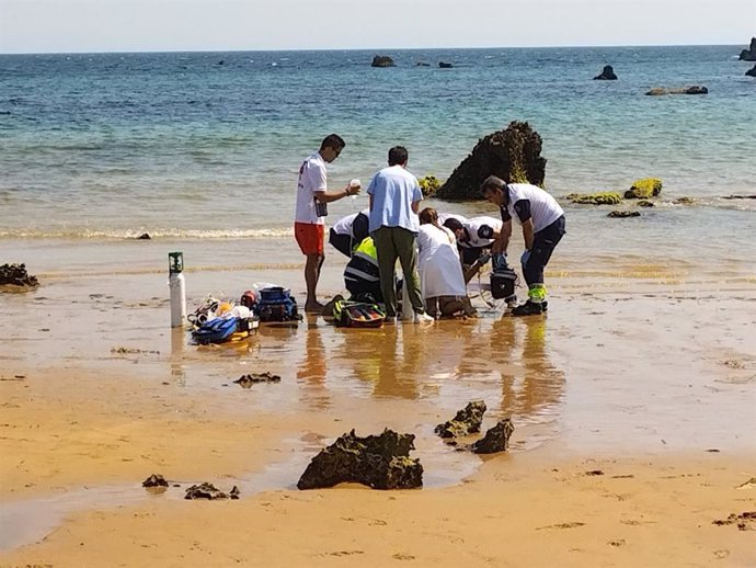 Bañista sacado del agua en estado crítico en la playa de Helgueras (Noja)