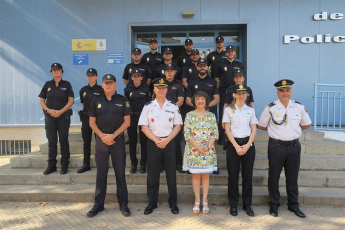 La subdelegada del Gobierno, Rafaela Valenzuela, junto a los nuevos policías en prácticas.