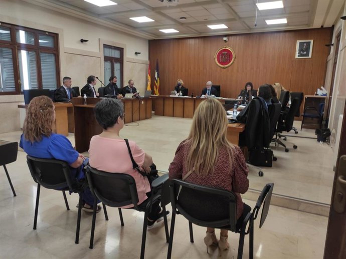 Tres trabajadoras del Hospital Son Espases acusadas por un delito de descubrimiento y revelación de secretos, en un juicio de la Sección Segunda de la Audiencia Provincial de Baleares.