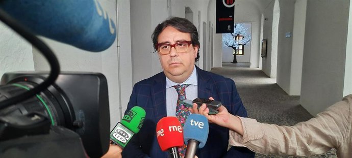 El vicepresidente segundo y consejero de Sanidad y Servicios Sociales, José María Vergeles, atiende a los medios