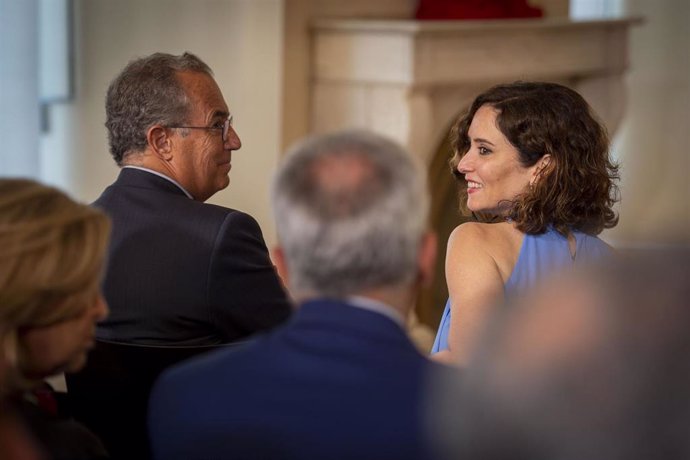 El vicepresidente, consejero de Educación y Universidades de la Comunidad de Madrid, Enrique Ossorio (i) y la presidenta de la Comunidad de Madrid, Isabel Díaz Ayuso (d), en el acto de entrega de la Medalla de Oro al chef José Andrés, en la Real Casa de