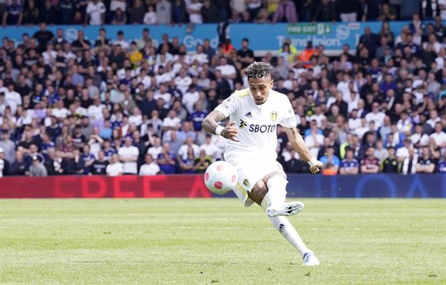 Archivo - 15 May 2022, United Kingdom, Leeds: Leeds United's Raphinha takes a free kick during the English Premier League soccer match between Leeds United and Brighton and Hove Albion at Elland Road. Photo: Danny Lawson/PA Wire/dpa