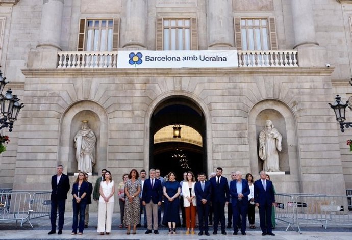 La corporación municipal del Ayuntamiento de Barcelona guarda un minuto de silencio por el 25 aniversario de Miguel Ángel Blanco.