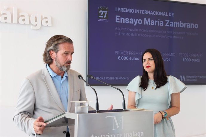 Víctor González, diputado de Cultura, junto a la diputada provincial de Igualdad, Lourdes Piña, en rueda de prensa