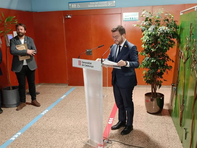 El president de la Generalitat, Pere Aragonès, després de reunir-se amb un grup de jubilats de Macosa-Alstom afectats per l'amiant.