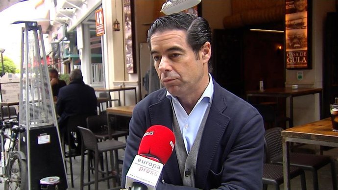 Archivo - Antonio Luque, presidente de los hosteleros de Sevilla y su provincia, en una nota de prensa. 