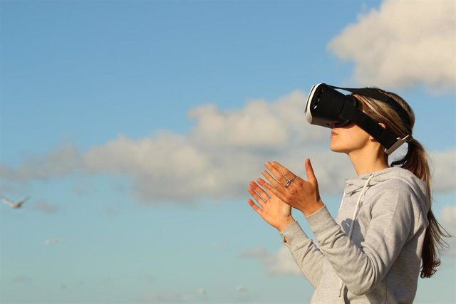 Representación gráfica de una mujer con unas gafas de realidad virtual.