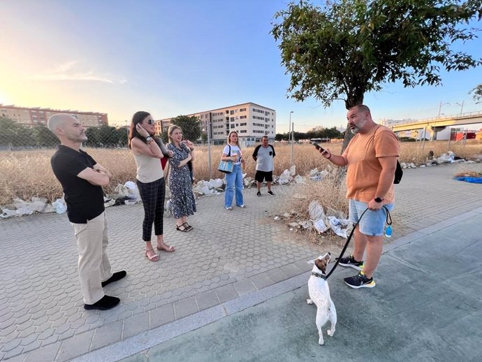 La portavoz del grupo municipal de Vox en el Ayuntamiento de Sevilla, Cristina Peláez, con vecinos afectados por los cortes de luz.