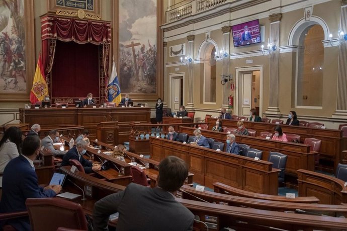 Archivo - Pleno del Parlamento de Canarias