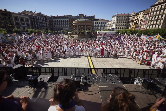 Concentración en la Plaza del Castillo en rechazo de las presunta agresión sexual cometida en el barrio pamplonés de Mendillorri.