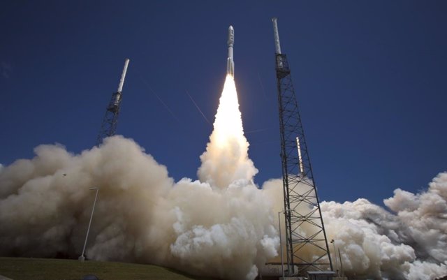 Lanzamiento del cohete Atlas V con la nave espacial Juno.