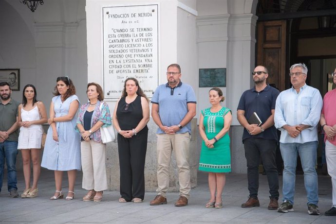 El alcalde de Mérida, y el resto de la corporación municipal, en los cinco minutos de silencio por el 25 aniversario del asesinato de Miguel Ángel Blanco.