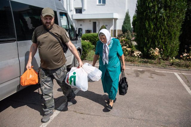 Una madre y su hijo dejan su casa en la ciudad ucraniana de Sloviansk, en Donetsk (este ), debido al empeoramiento de la guerra.