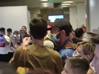 Manuel Pereira, padre de Yulen, se saltó el protocolo y le esperó en el aeropuerto. Estas son las imágenes