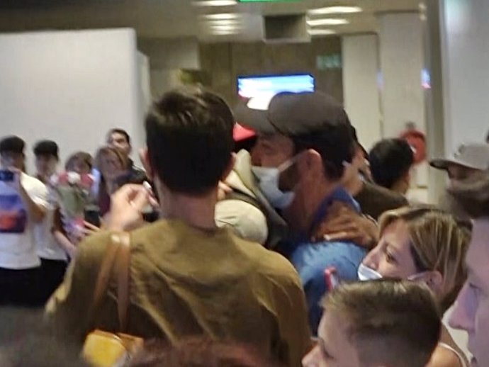 YULEN SE ABRAZA A SU PADRE, MANUEL PEREIRA, EN EL AEROPUERTO