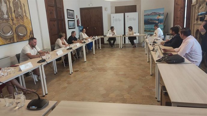 Govern, sindicatos y patronal inician negociaciones para aprobar "lo antes posible" el convenio de residencias.