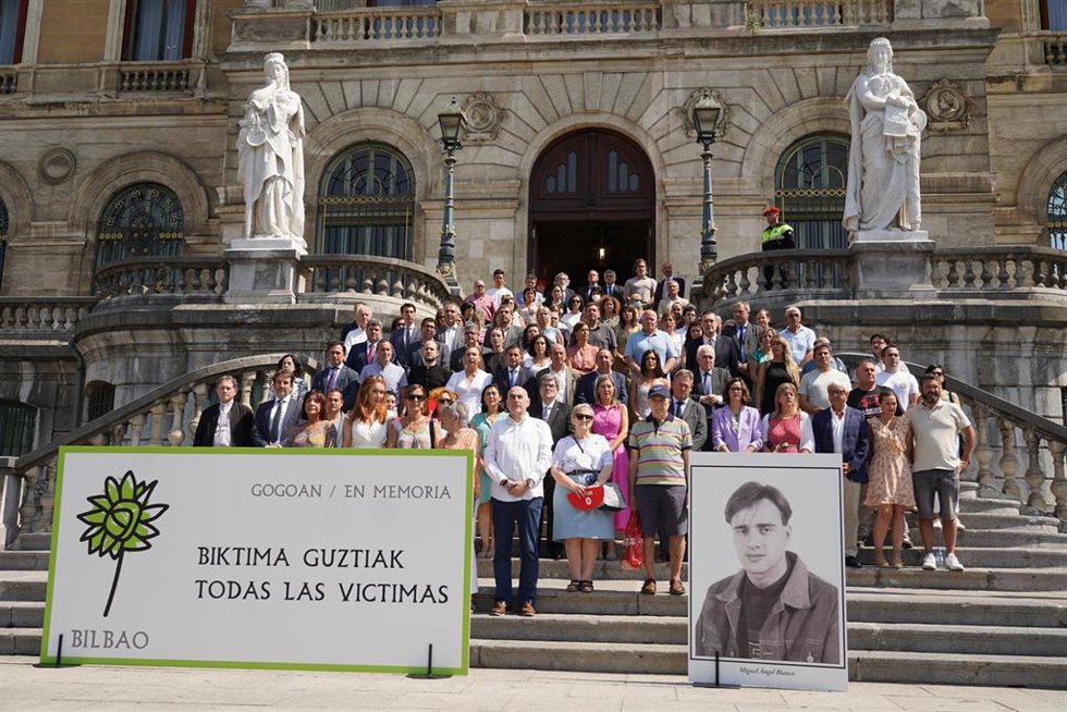 Multitud de personas participan en el homenaje a Miguel Ángel Blanco, en la escalinata exterior del Ayuntamiento de Bilbao, a 13 de julio de 2022, en Bilbao, Euskadi (España).