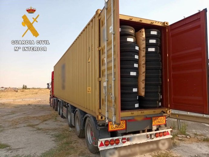 Camión robado cargado de neumáticos