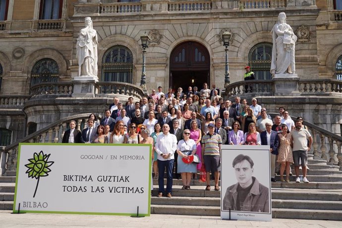 Multitud de personas participan en el homenaje a Miguel Ángel Blanco, en la escalinata exterior del Ayuntamiento de Bilbao, a 13 de julio de 2022, en Bilbao, Euskadi (España). 
