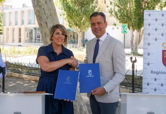 El consejero de Presidencia, Turismo, Cultura y Deportes, Marcos Ortuño, y la alcaldesa de Cartagena, Noelia Arroyo, tras la firma del convenio.