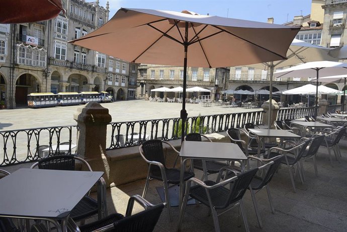 Terrazas vacías en la Plaza Mayor, a 12 de julio de 2022, en Orense, Galicia (España). Los termómetros de la práctica totalidad del territorio gallego alcanzarán valores extremos debido a la ola de calor que comenzó la semana pasada y que durará hasta