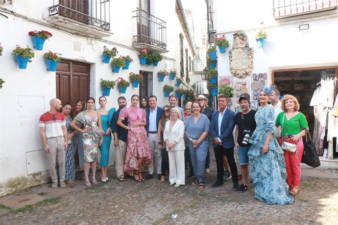 Foto de familia de autoridades, diseñadores de joyería y moda y modelos participantes en la sesión de fotografía y vídeo integrada en el proyecto 'Joyas con denominación' de Córdoba.