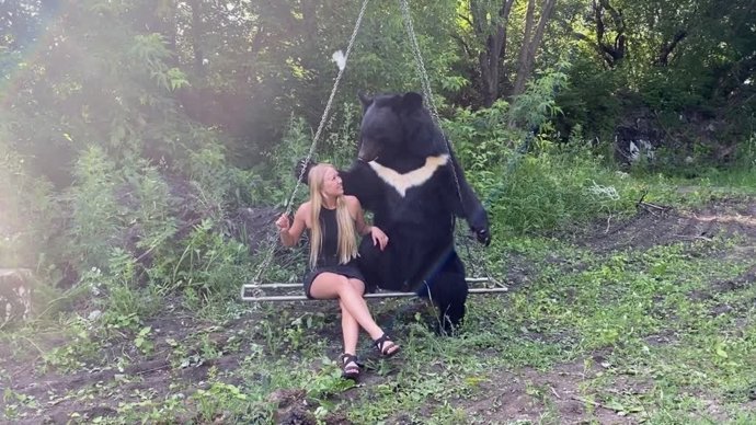 Esta mujer y este oso han desarrollado una insólita amistad: hasta suben juntos a un columpio
